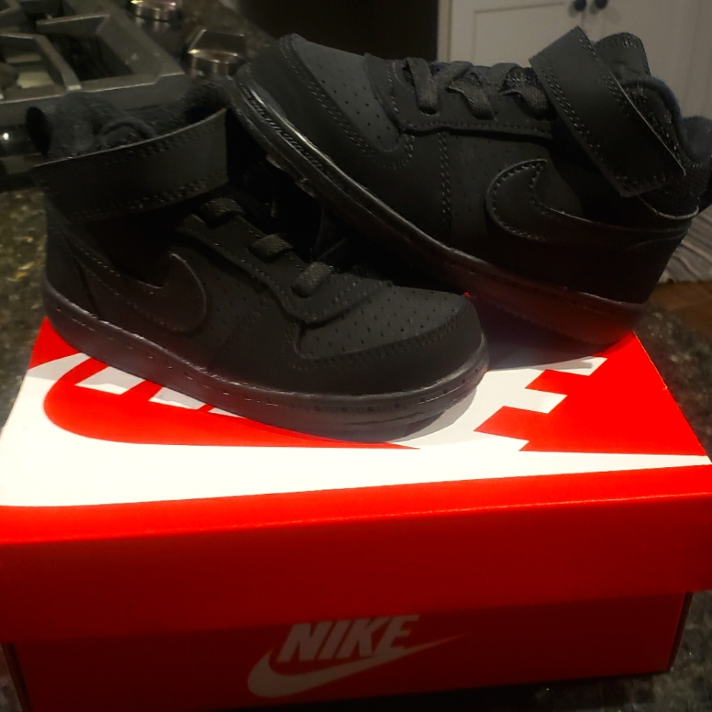 Nike Court Borough Mid